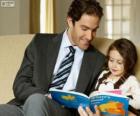 Ο μπαμπάς βοηθώντας την ανάγνωση στην κόρη του